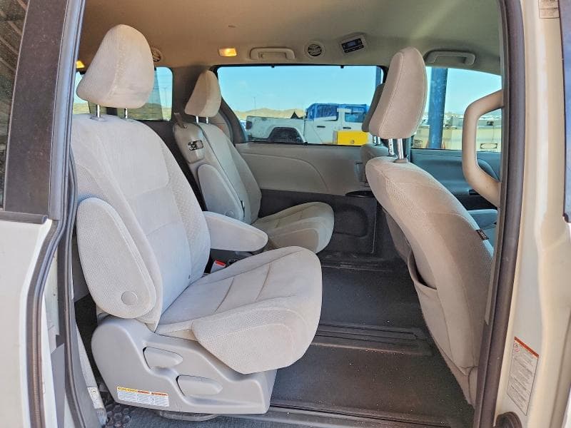 2019 TOYOTA SIENNA LE 11