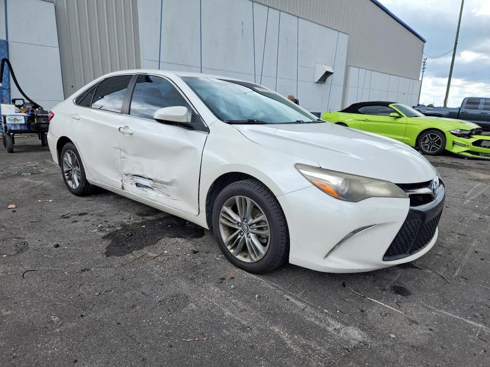 2017 TOYOTA CAMRY SE 4