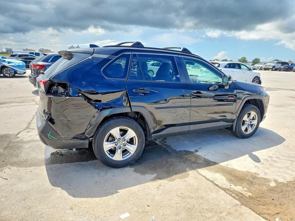 2023 TOYOTA RAV4 XLE 3