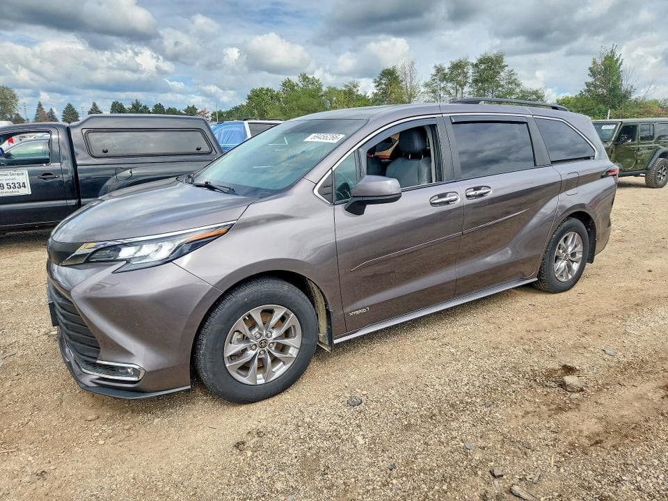 2021 TOYOTA SIENNA XLE
