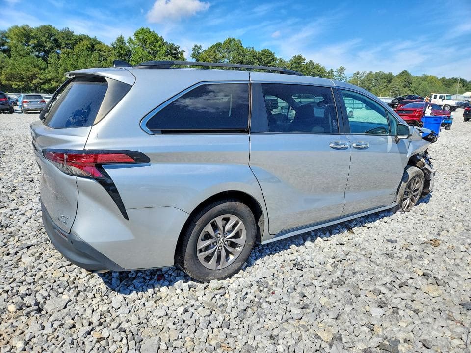 2021 TOYOTA SIENNA XLE 3