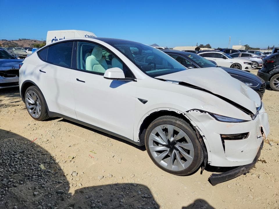 2026 TESLA MODEL Y 4