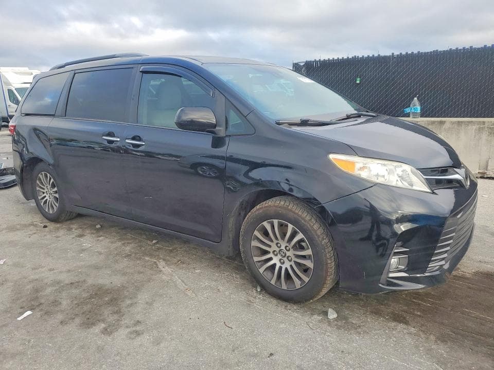 2019 TOYOTA SIENNA XLE 8-PASSENGER 4