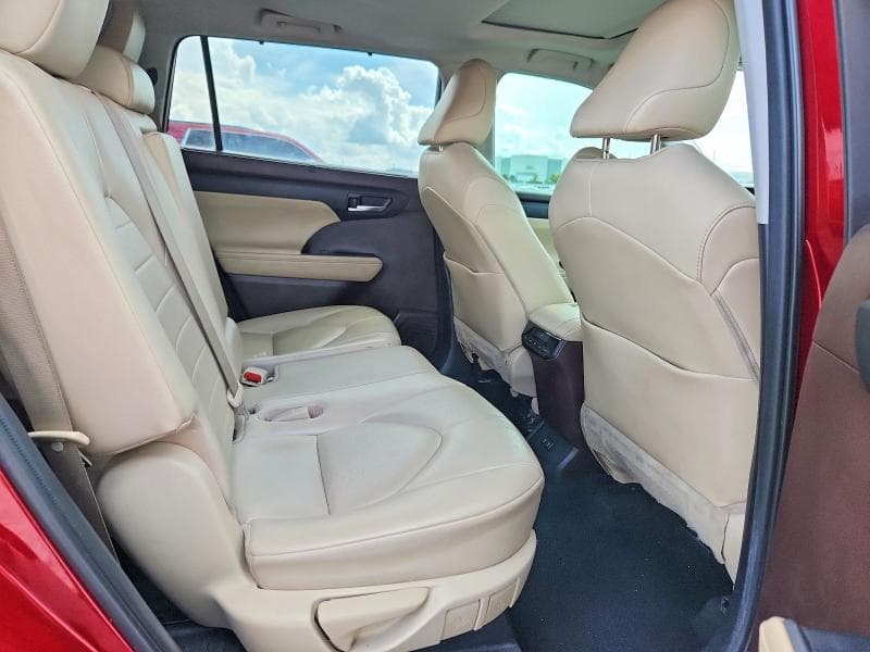 2021 TOYOTA HIGHLANDER XLE 11