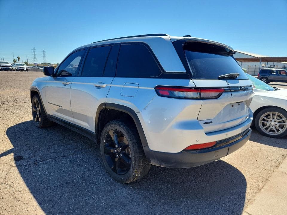 2023 JEEP GRAND CHEROKEE LAREDO 2