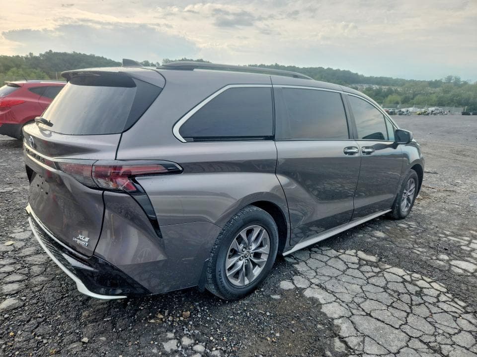 2024 TOYOTA SIENNA XLE 3