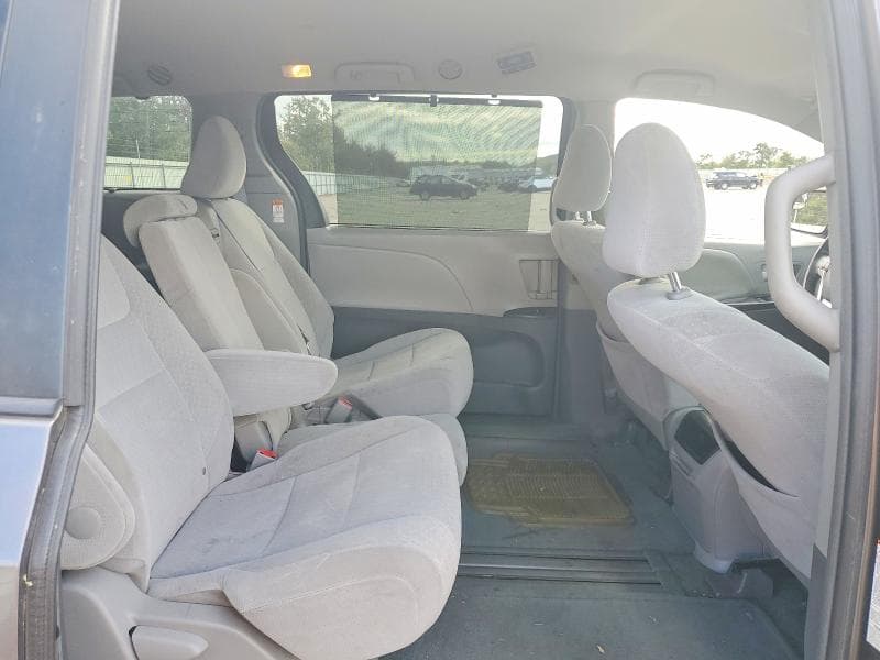2017 TOYOTA SIENNA LE 11