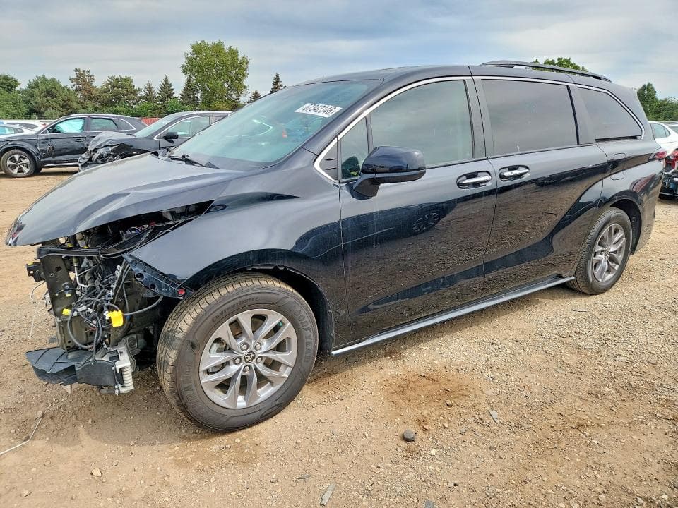 2022 TOYOTA SIENNA XLE