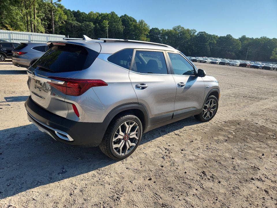 2021 KIA SELTOS S 3