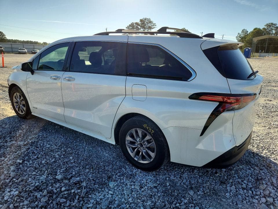 2021 TOYOTA SIENNA XLE 2
