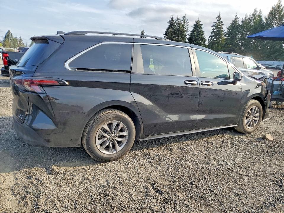 2023 TOYOTA SIENNA XLE 3
