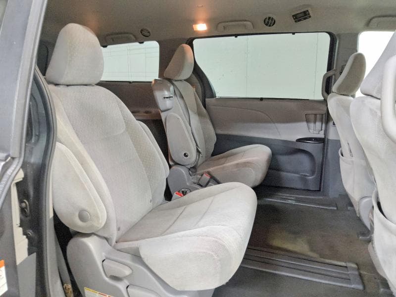 2019 TOYOTA SIENNA LE 11