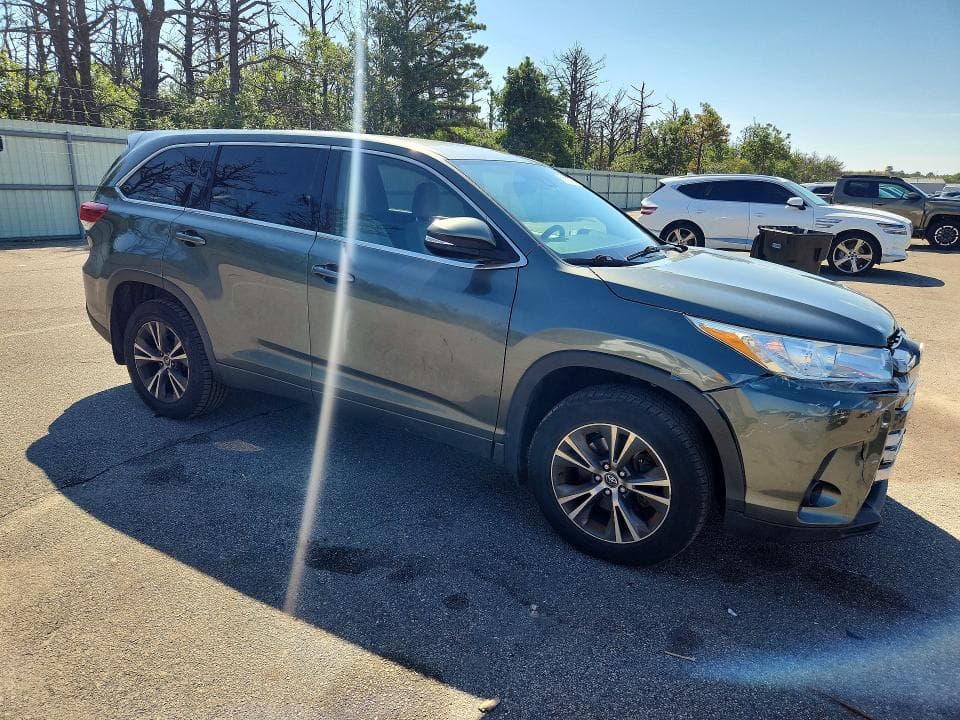 2017 TOYOTA HIGHLANDER LE 4
