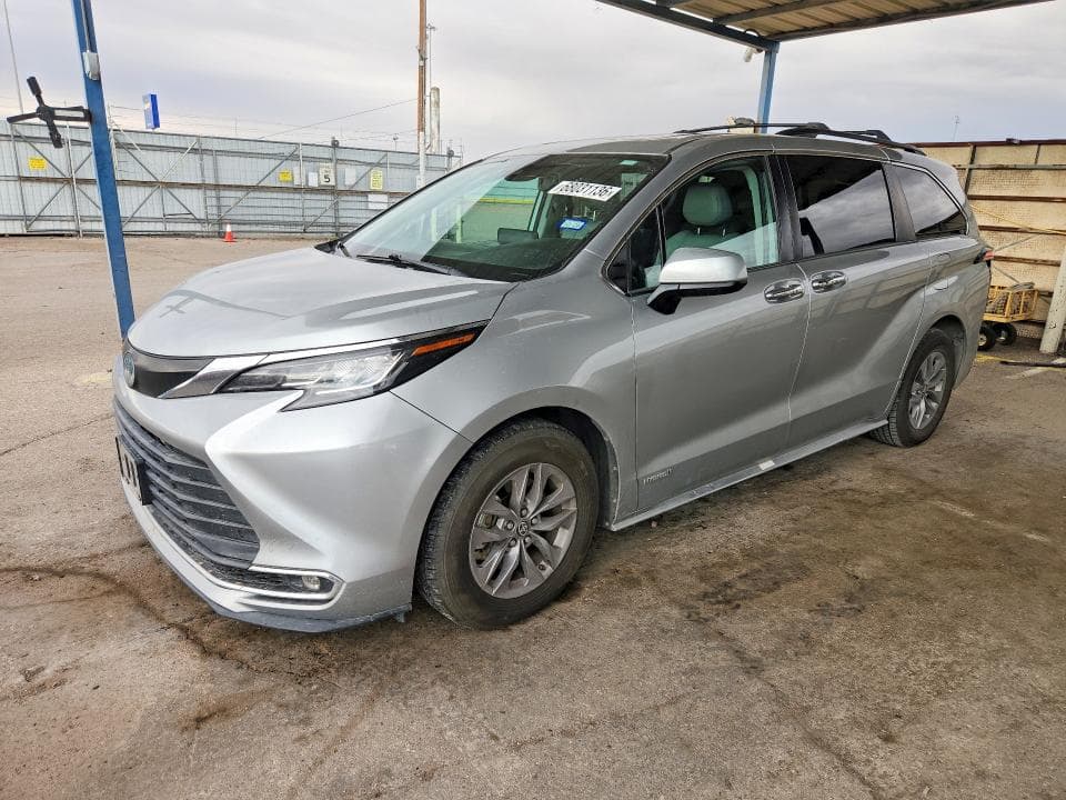 2021 TOYOTA SIENNA XLE - 1