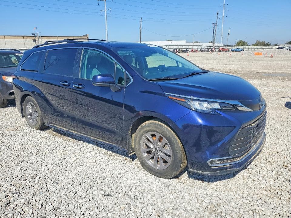 2022 TOYOTA SIENNA XLE 4