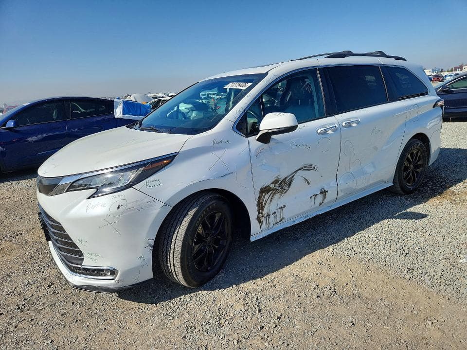 2022 TOYOTA SIENNA XLE