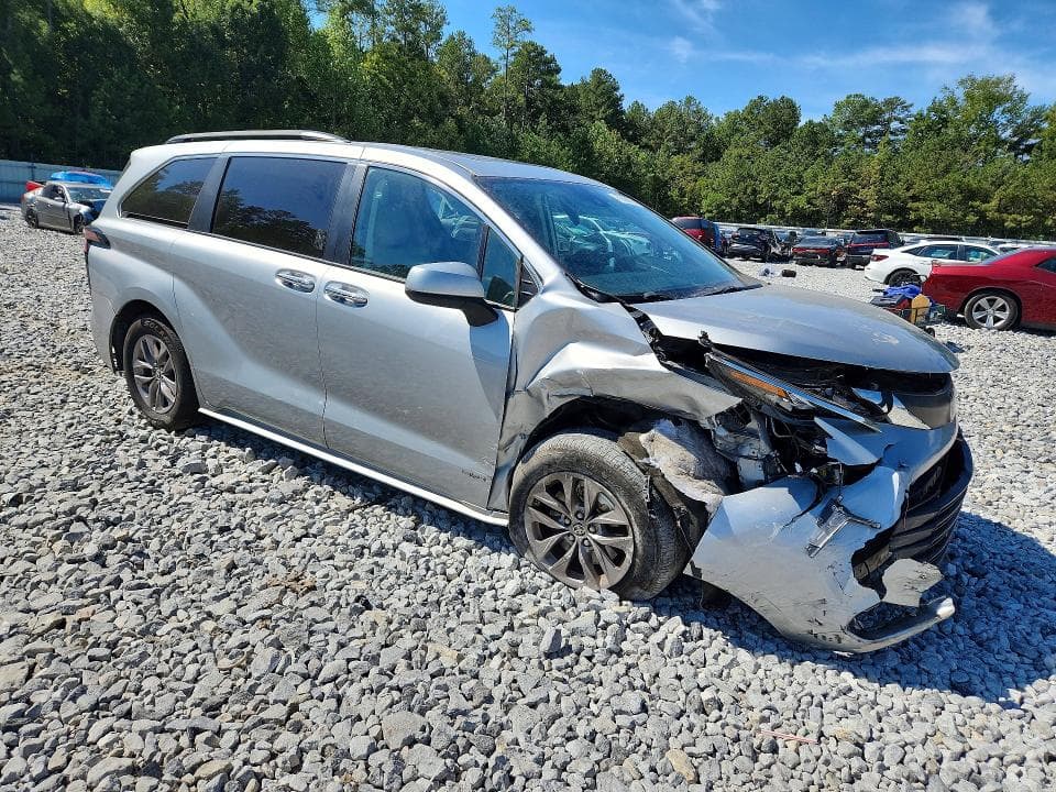 2021 TOYOTA SIENNA XLE 4