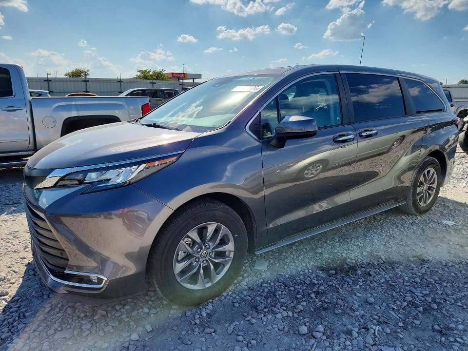 2023 TOYOTA SIENNA XLE