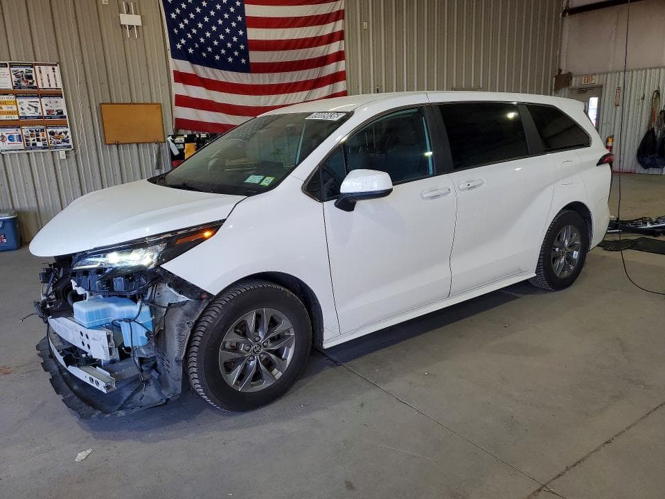 2025 TOYOTA SIENNA LE