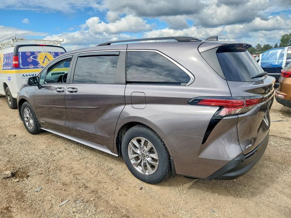 2021 TOYOTA SIENNA XLE 2