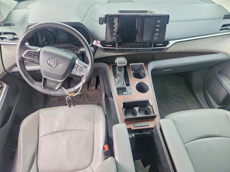 2021 TOYOTA SIENNA XLE 8