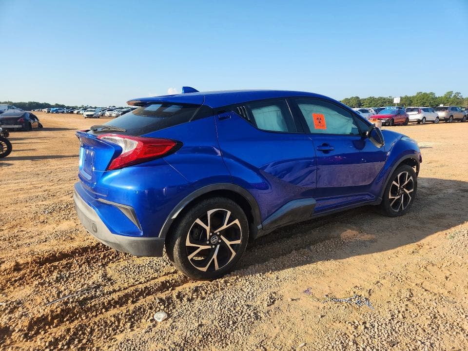 2019 TOYOTA C-HR XLE 3