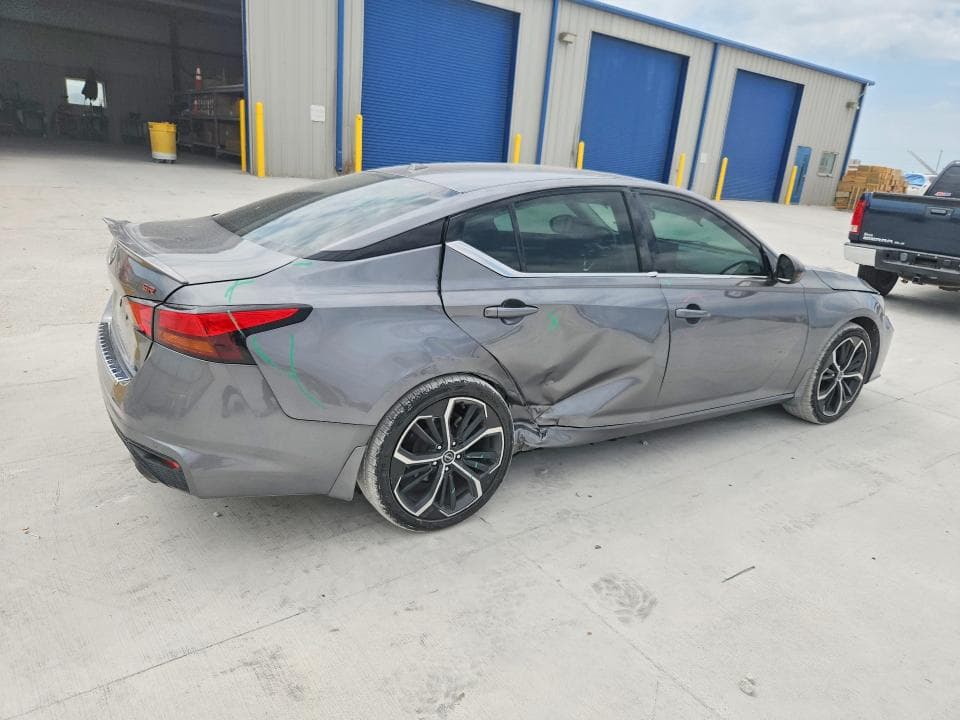 2023 NISSAN ALTIMA SR 3