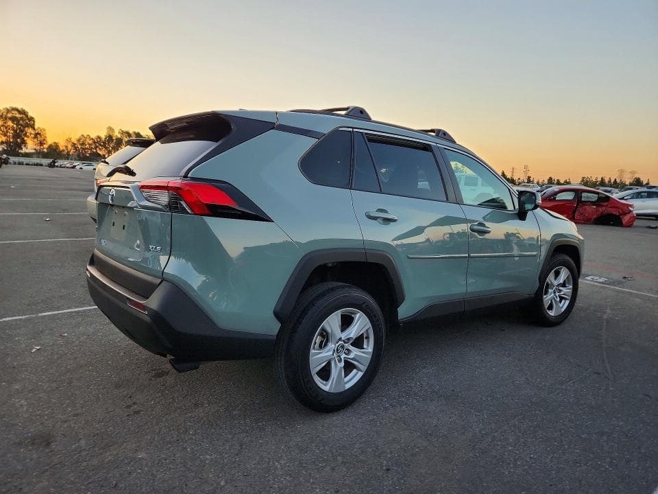 2021 TOYOTA RAV4 XLE 3