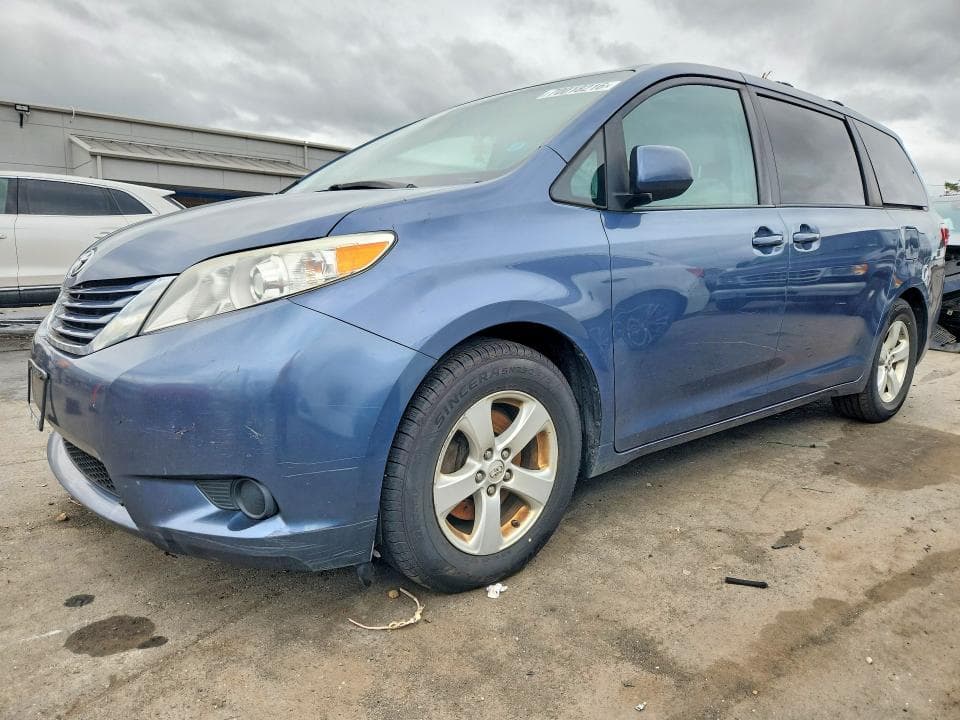 2017 TOYOTA SIENNA LE