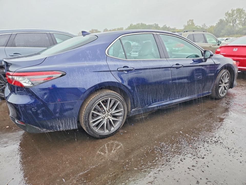2021 TOYOTA CAMRY XLE 3