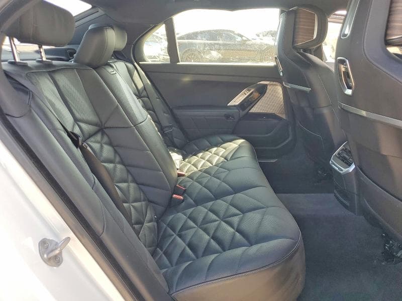 2025 BMW 740 XI 10