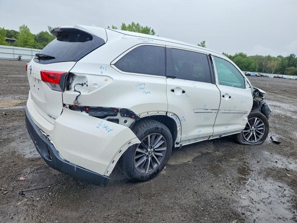 2017 TOYOTA HIGHLANDER XLE 3