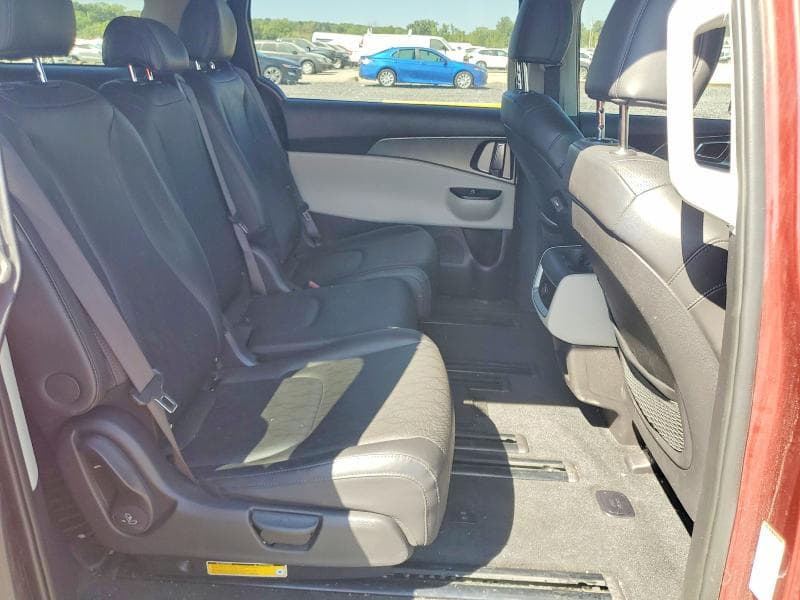 2023 KIA CARNIVAL LX 11