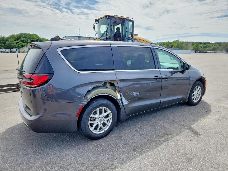2023 CHRYSLER PACIFICA TOURING L 3