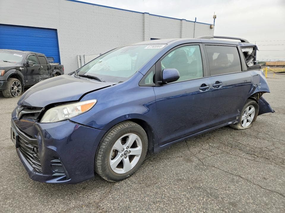 2018 TOYOTA SIENNA LE