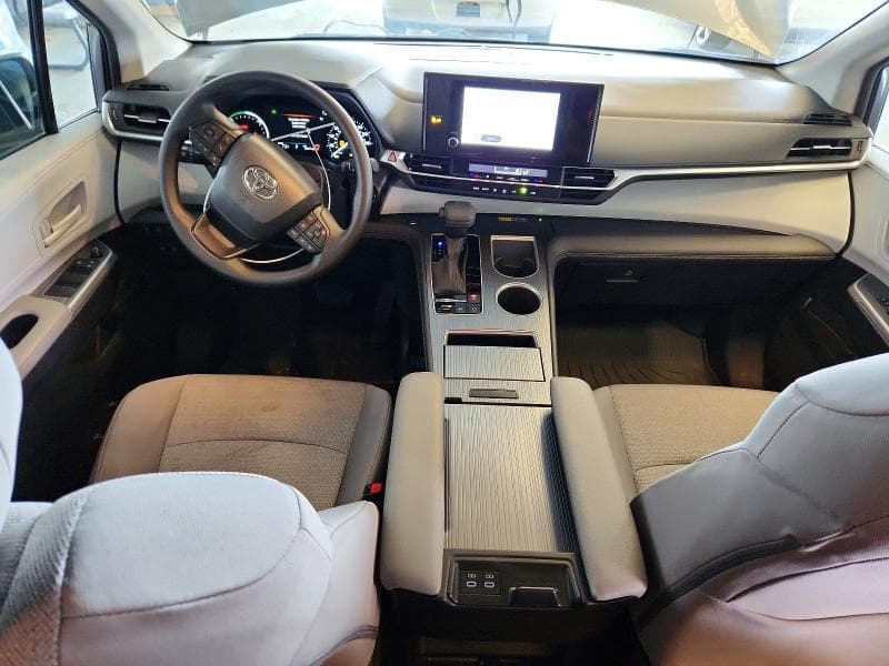 2026 TOYOTA SIENNA LE 8