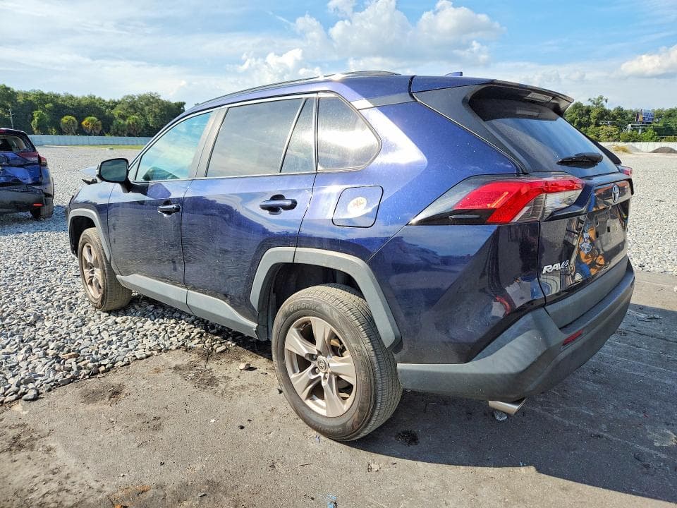 2022 TOYOTA RAV4 XLE 2