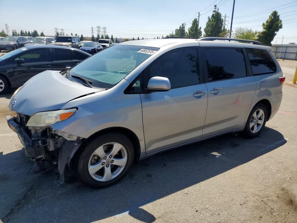 2017 TOYOTA SIENNA LE - 1
