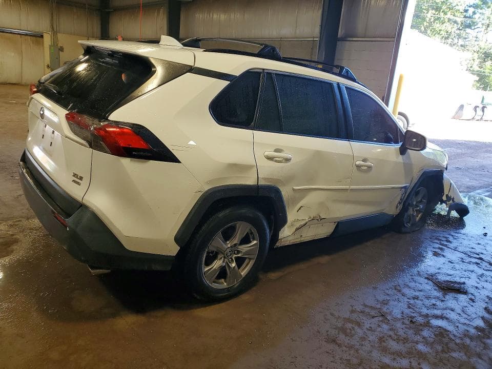 2023 TOYOTA RAV4 XLE 3