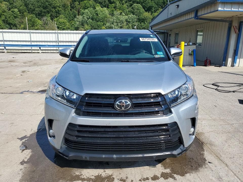 2017 TOYOTA HIGHLANDER SE 5