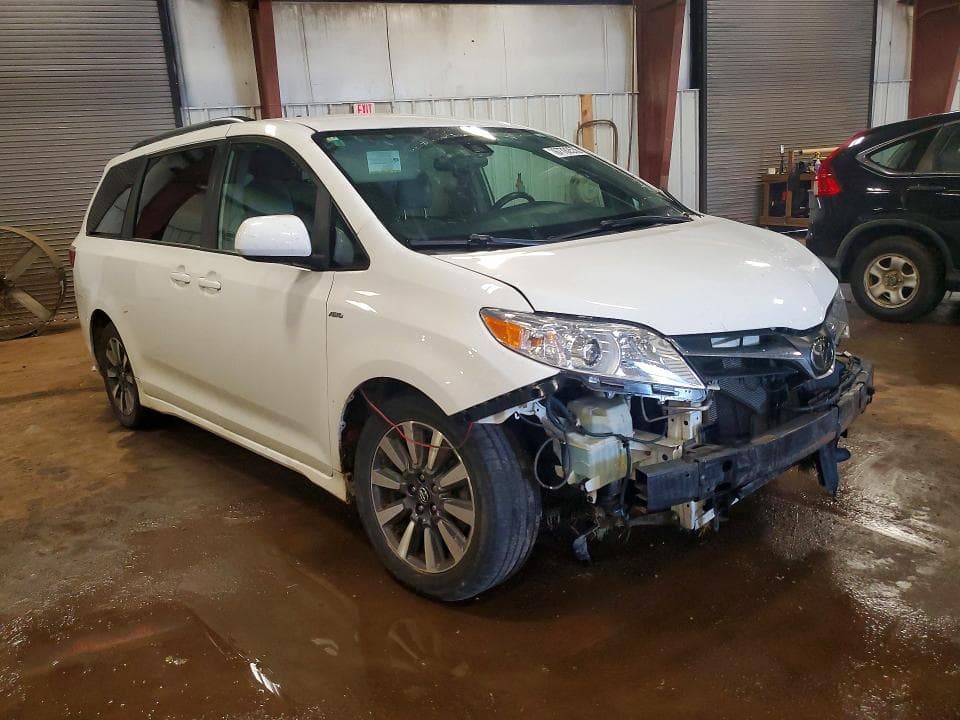 2019 TOYOTA SIENNA LE 4