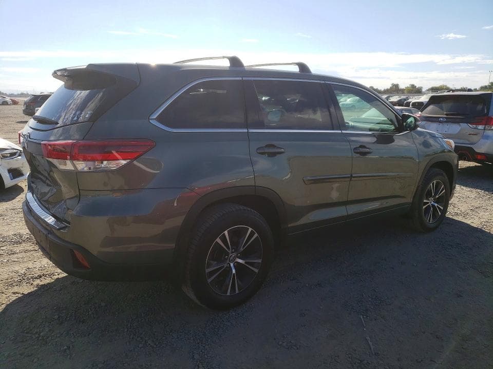 2018 TOYOTA HIGHLANDER LE 3
