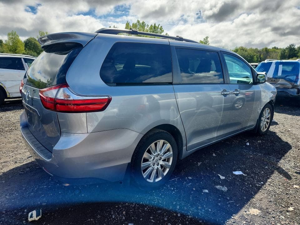 2017 TOYOTA SIENNA XLE 7-PASSENGER 3