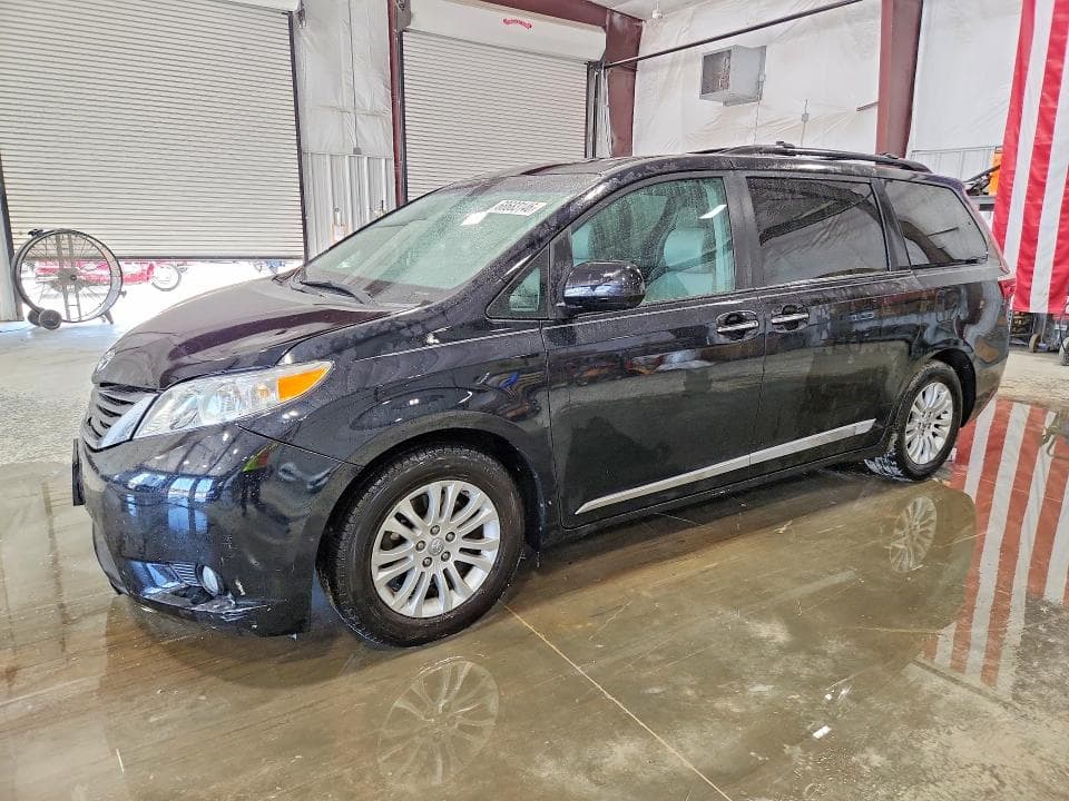 2017 TOYOTA SIENNA XLE 8-PASSENGER