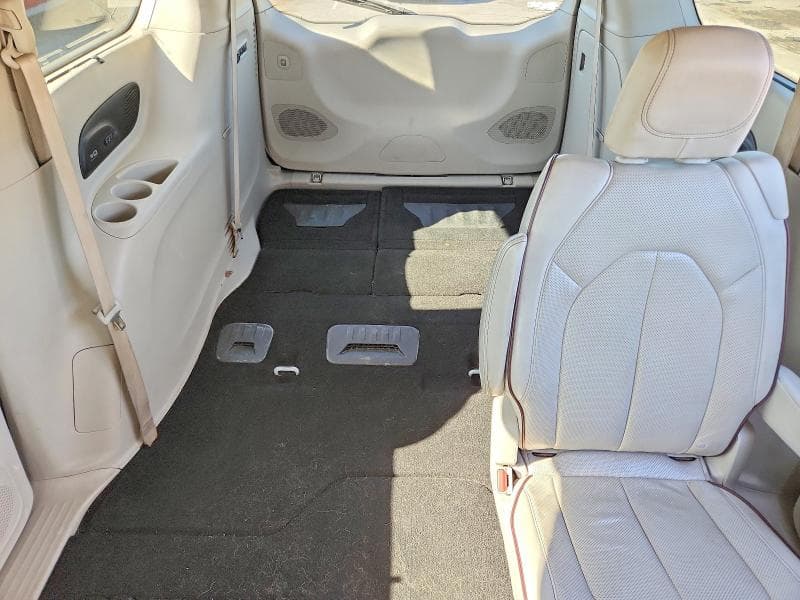 2017 CHRYSLER PACIFICA LIMITED 10