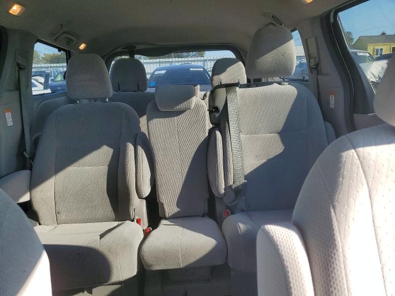2017 TOYOTA SIENNA LE 10