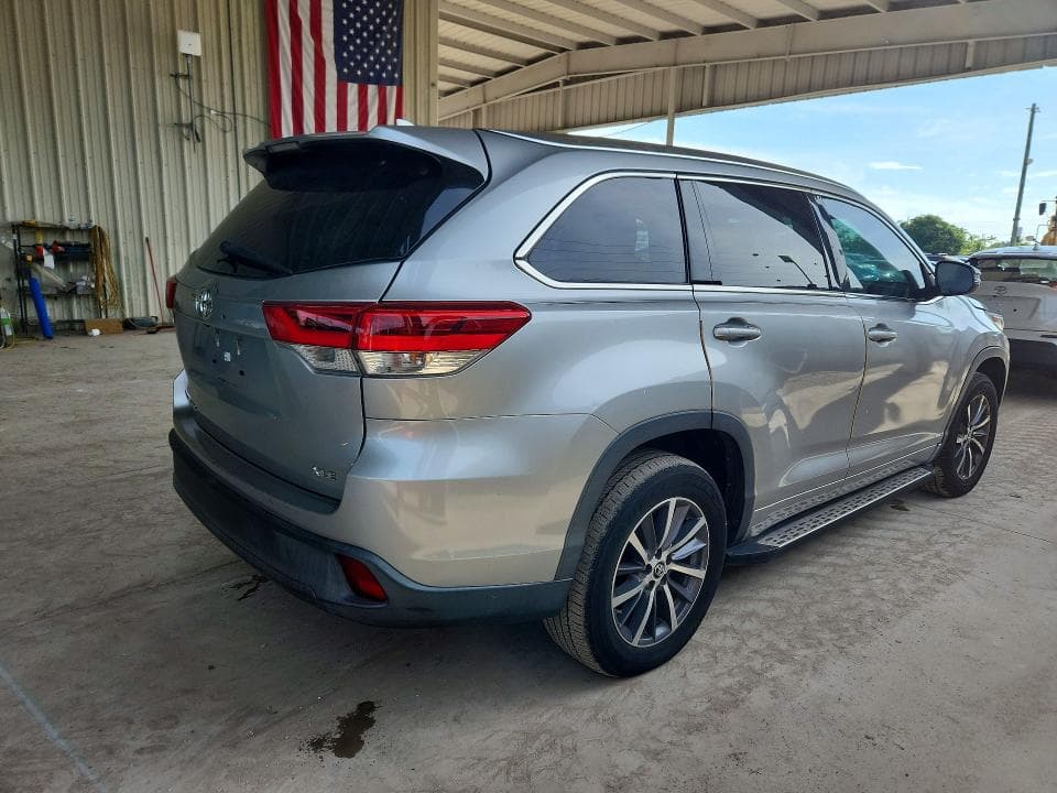 2017 TOYOTA HIGHLANDER XLE 3