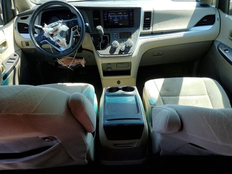 2017 TOYOTA SIENNA LE 8