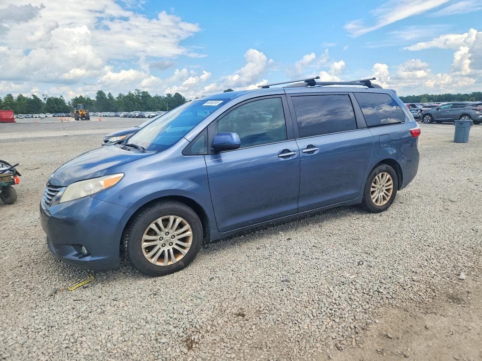 2017 TOYOTA SIENNA XLE 8-PASSENGER
