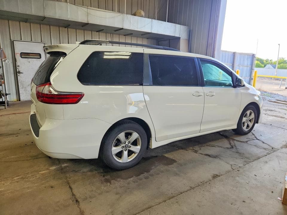 2018 TOYOTA SIENNA LE 3
